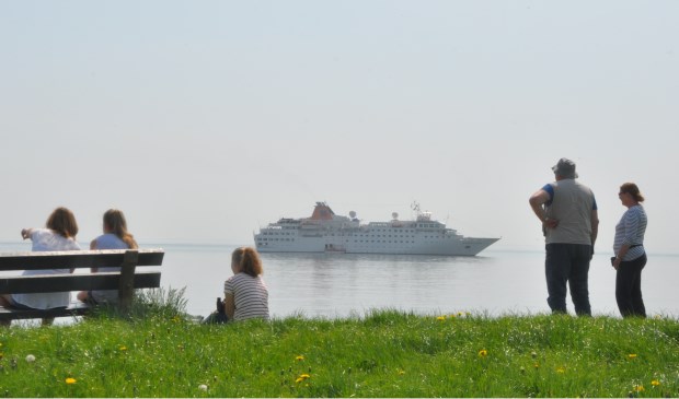 De Hanseatic voor de kust van Oudeschild.