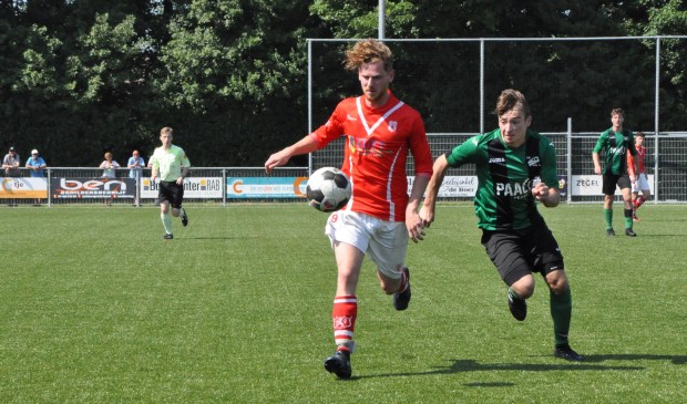 Patrick Nieboer in duel met een speler van VSV.