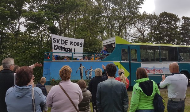 De kersverse kampioenen maakten per cabriolet touringcar een overwinningstocht.