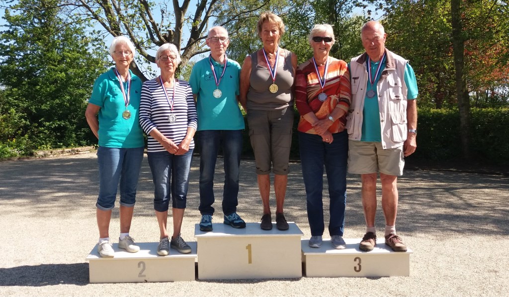 v.l.n.r. Annelies Zegel, Truus Jongedijk, Peter Dernison, Wil Pijper, Lies en Fer Gieles