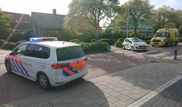 De Beatrixlaan is afgezet na de botsing.