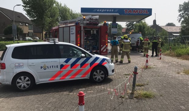 De hulpdiensten zijn bij het benzinestation aan de Waalderstraat.