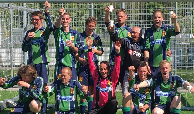 Het G-team, staand vlnr; Kees v.d.Vis, Adriaan van Liere, Dave Voorend, Anton Staal, hulpcoach Jan Frans Haveman en Jeffrey Kolk. Gehurkt vlnr: Coco Timeneau, Sandor Stootman, Peter Breuer, Twan Weijers en Ricardo v.d.Velden.