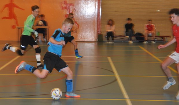 De zaalvoetballers in actie in Ons Genoegen.