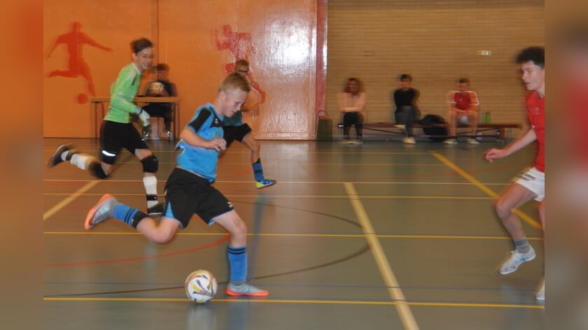 De zaalvoetballers in actie in Ons Genoegen.