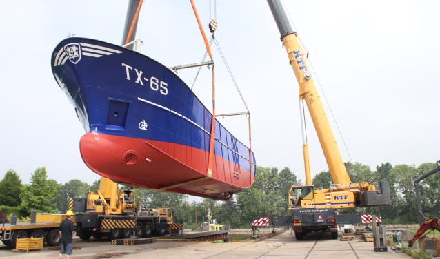 De TX65 "Bona-Fide" van Erik en Anita Kalf hangt in de takels.
