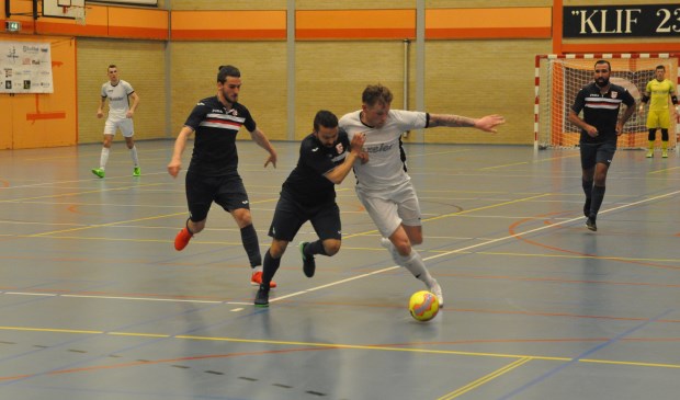 Pieter Jan Eelman levert strijd met een speler van Eindhoven.