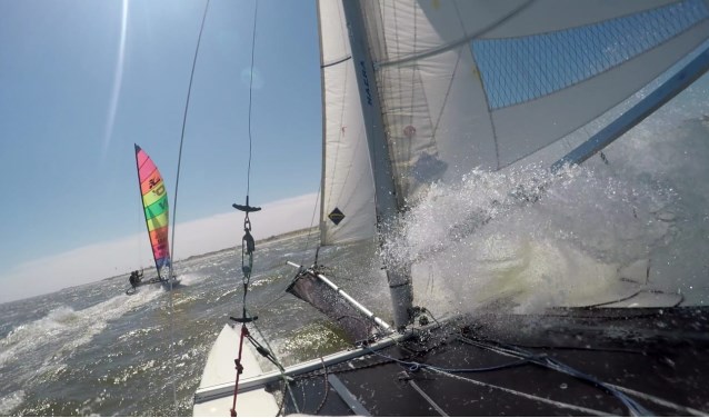 Catamaranzeilers Streuper & Eelman in de achtervolging bij Eilers & Boomstra.