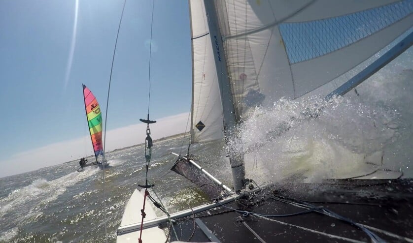 Catamaranzeilers Streuper & Eelman in de achtervolging bij Eilers & Boomstra.