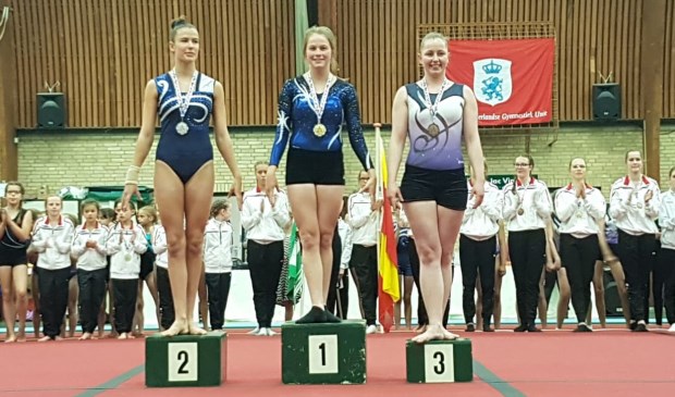 Babs de Haan, kampioen op de districtswedstrijd turnen in Amersfoort.