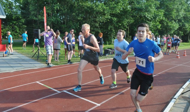 Rennen over de atletiekbaan.