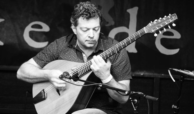 Tobias Kurig, een van de belangrijkste bouzouki spelers in Duitsland, geeft een workshop bouzouki tijdens Iers op Texel 2018