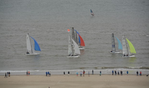 De catamarans (en een windsurfer) gezien vanaf de vuurtoren.