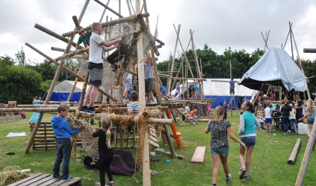 Knutselen aan de hutten op Bouwdorp.