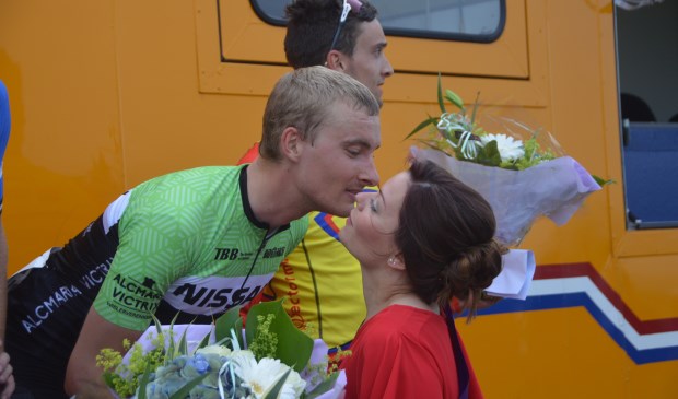 Winnaar Tijs Dekker wordt gefeliciteerd door Tourmiss MIlan Boks.