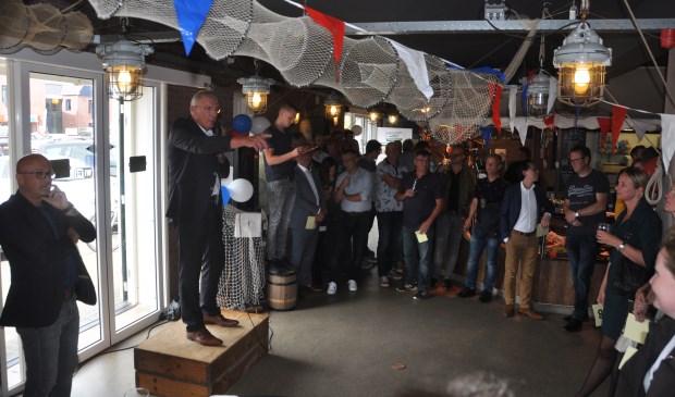 Benno Bakker veilt het eerste vaatje haring.