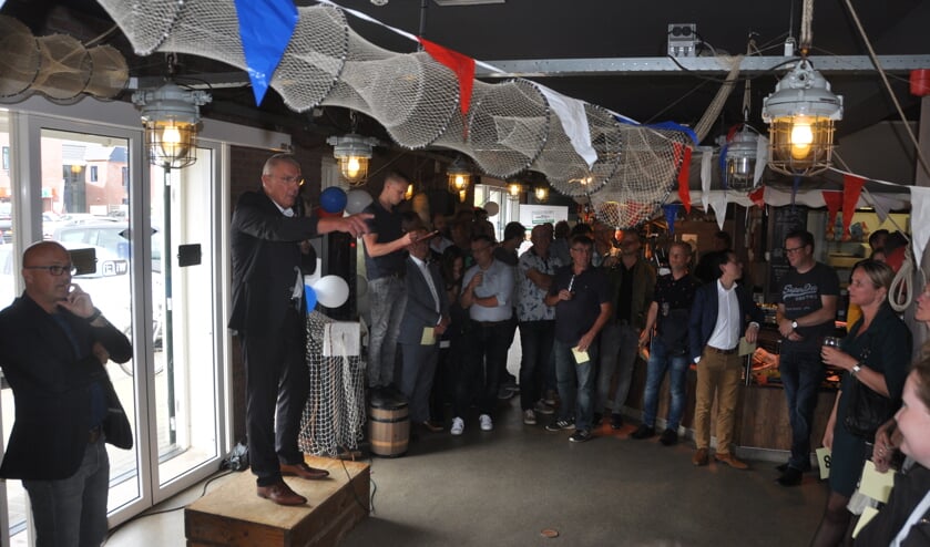 Benno Bakker veilt het eerste vaatje haring.