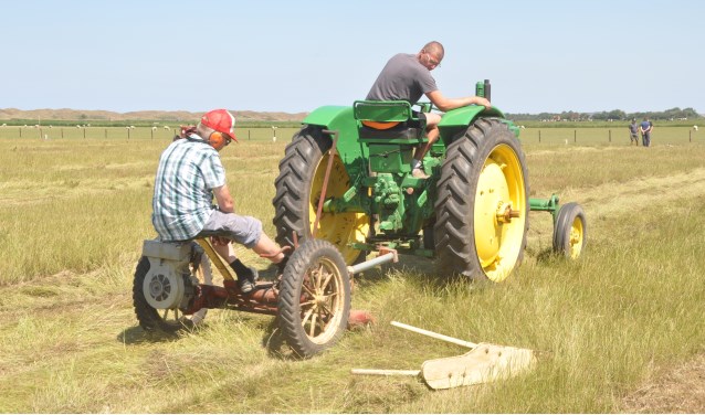 Nico Schipper en Ruud Spoelstra maaien het gras.