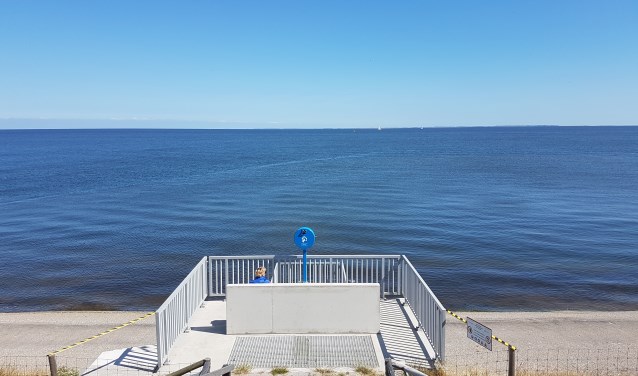 Beeld vanaf het uitzichtpunt op de dijk bij het Prins Hendrik gemaal. Nu zee, straks een zandige dijk.