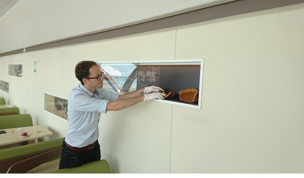 Conservator Alec Ewing richt een vitrine in op de Teso-boot