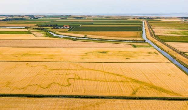 Fotofgraaf Pieter de Vries stuurde donderdag deze foto. "Vanavond nog een rondje gevlogen om te kijken welke patronen zichtbaar werden.
Hier in Eierland zijn de geulen van voorheen de Waddenzee nog duidelijk zichtbaar. Op de achtergrond Jachtlust."