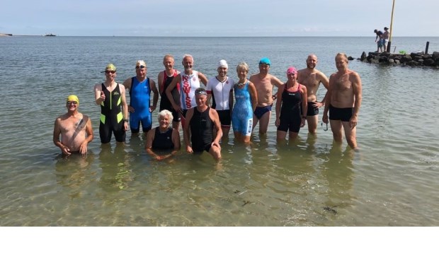 De deelnemers aan de achtste triatlon voor de start op het Waddenstrandje.