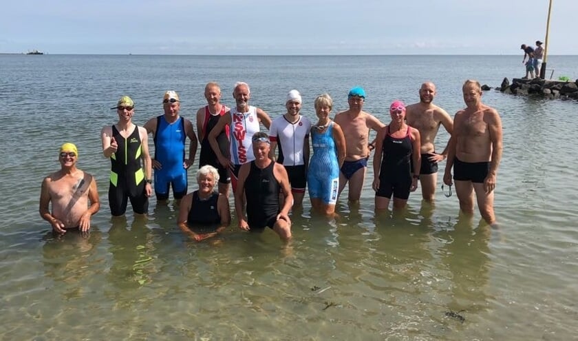 De deelnemers aan de achtste triatlon voor de start op het Waddenstrandje.