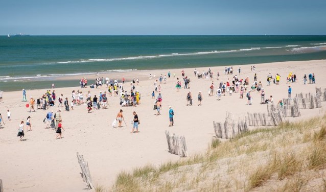 Ruimen van het strand.