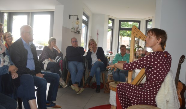 Verteller Hanna'floor de Roos speelt harp tijdens één van haar verhalen.