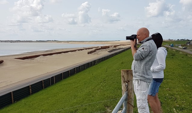 Kijkers op de dijk tussen De Schans en Oudeschild.