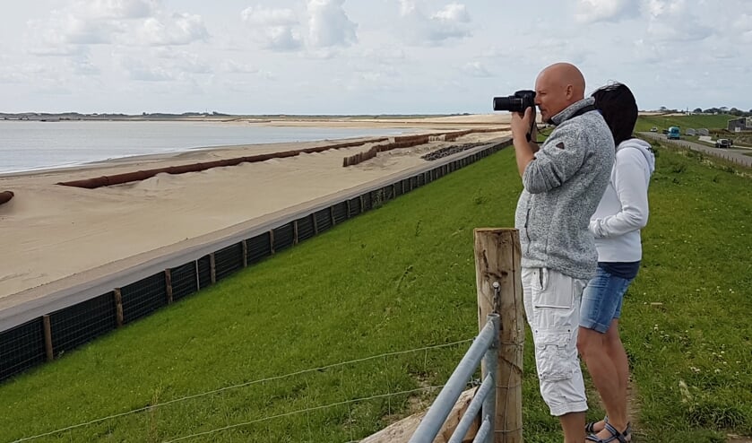 Kijkers op de dijk tussen De Schans en Oudeschild.