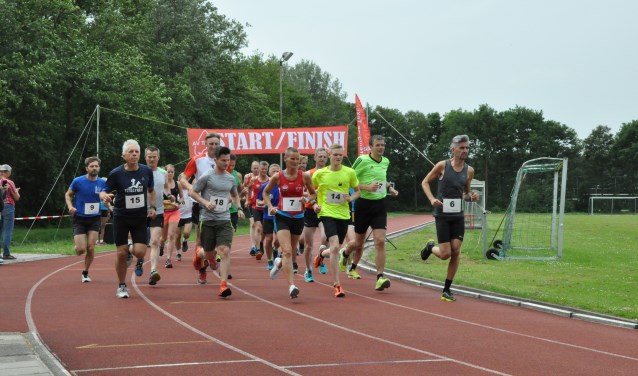 Wedstrijd op de atletiekbaan, hier bij het Waddentoernooi.