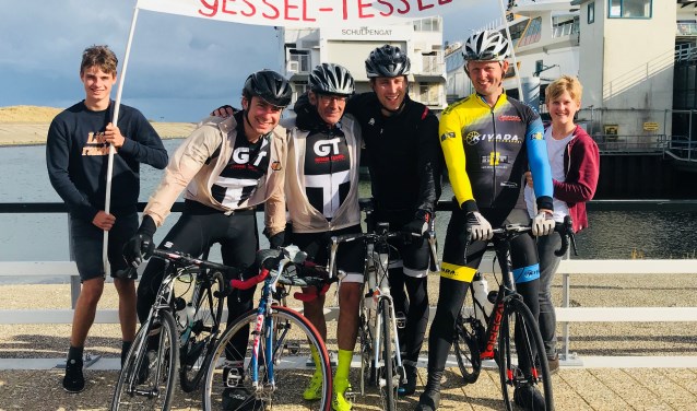Jos Kuip en zijn medefietsers na het voltooien van Gessel-Tessel.