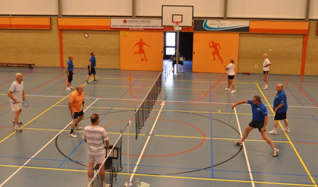 Badminton in Ons Genoegen (tijdens het Waddentoernooi).