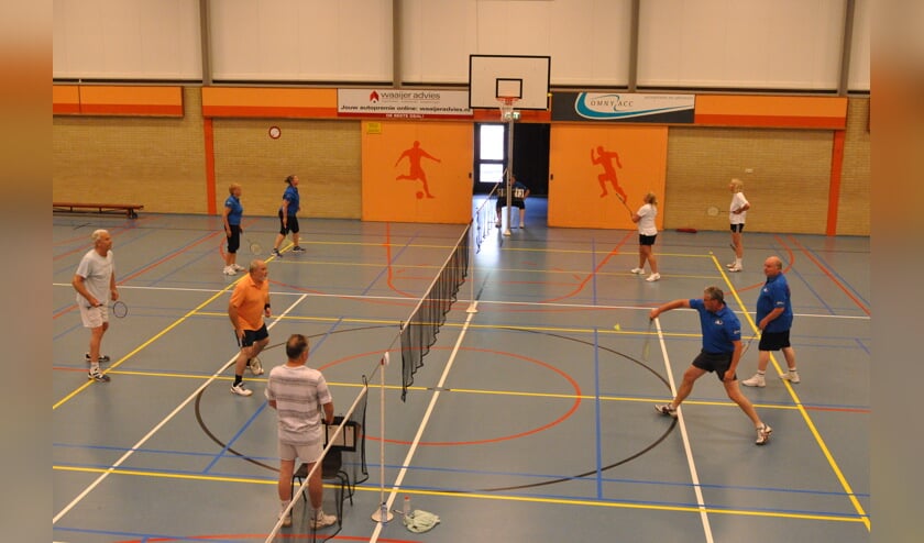 Badminton in Ons Genoegen (tijdens het Waddentoernooi).