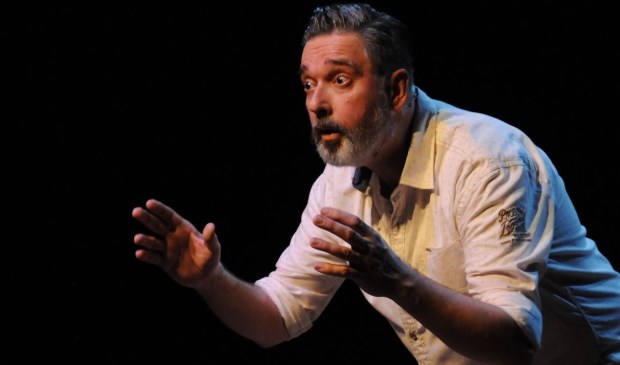 Raymond Uppelschoten, één van de vertellers op het festival Verhalen in de wind. (Foto www.Raymonduppelschoten.nl)