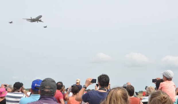 Een KDC-10 van de Koninklijke Luchtmacht vliegt, begeleid door twee straaljagers van de Belgian Air Force, langs het vliegveld.
