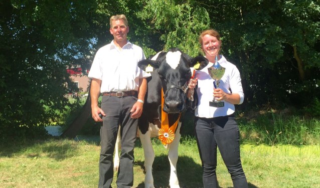 Hans Kikkert en Larissa Klaassen met in hun midden reservekampioen Bea 159.