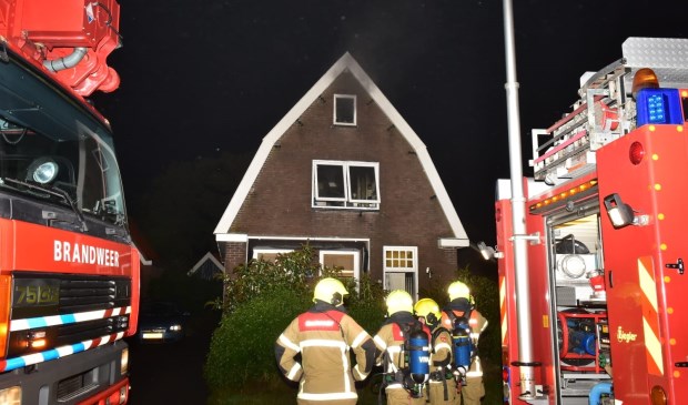 De brandweer is ter plekke aan de Schilderweg.