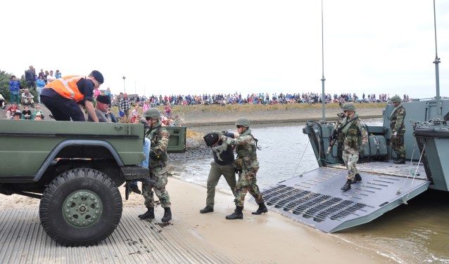 Mariniers in actie tussen een open dag die eerder op de Mok werd gehouden.