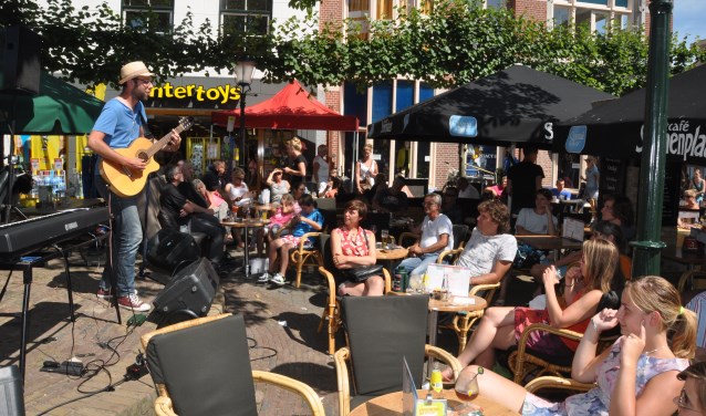 Optredens in het centrum van Den Burg tijdens de Horizontoer.