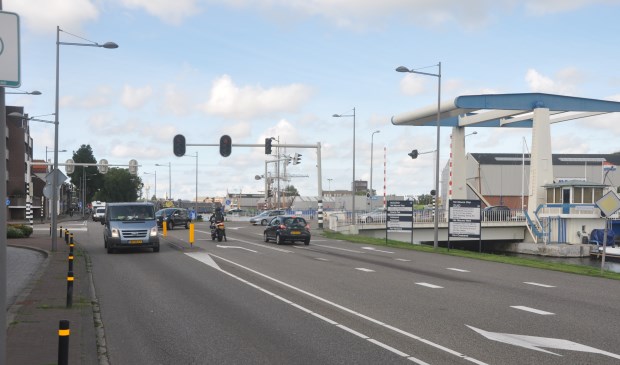 De kruising van de Binnenhaven en de Ruyghweg bij de Van Kinsbergenbrug in Den Helder.