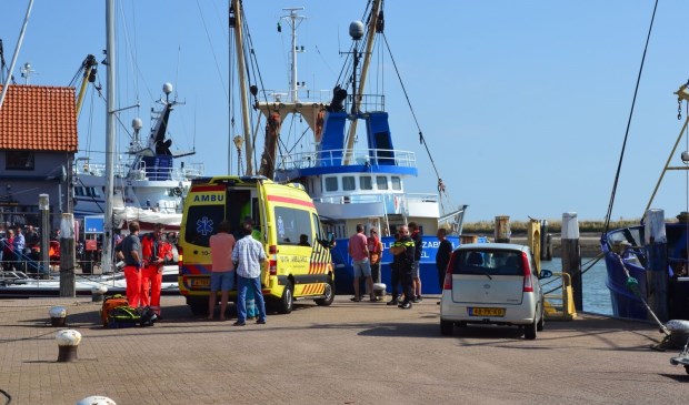 Hulp op de haven voor het gewonde kind.