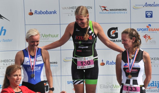 Ingrid van Lubek (midden) tijdens de huldiging, geflankeerd door Silvia Brouwer (2) en Audrey Breur (3).