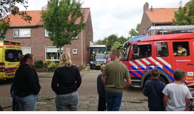 De hulpdiensten zijn in Oudeschild voor hulp aan de gewond geraakte klusser.
