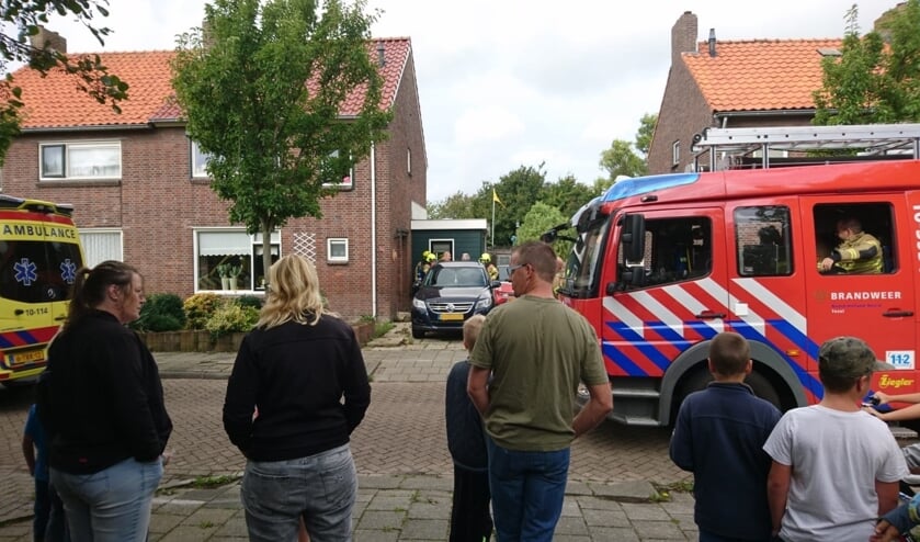 De hulpdiensten zijn in Oudeschild voor hulp aan de gewond geraakte klusser.