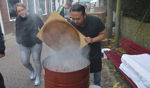 Rond de Maartenskerk in Oosterend binden visrokers zaterdag de strijd aan.