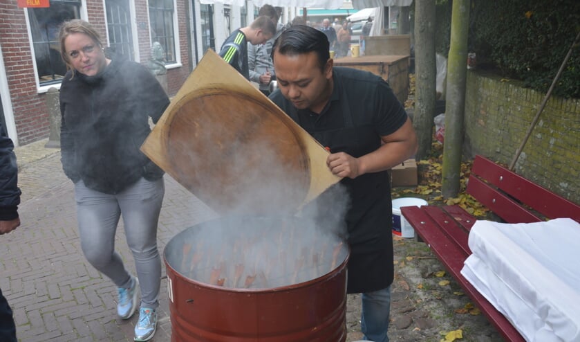 Rond de Maartenskerk in Oosterend binden visrokers zaterdag de strijd aan.