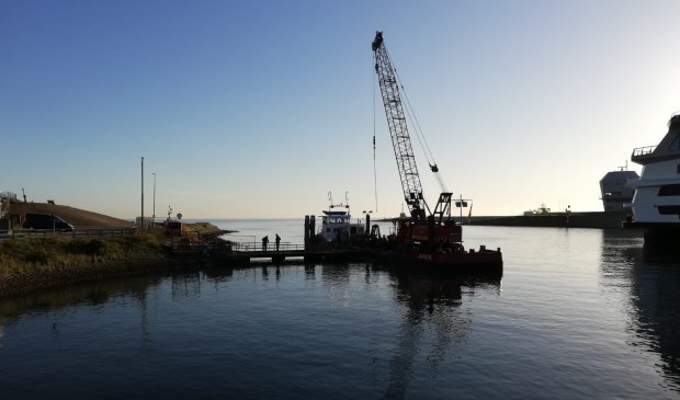 Herstel van de kapotte steiger in Den Helder.