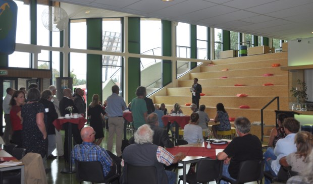 Burgemeester Michiel Uitdehaag spreekt de gasten toe in de aula van de OSG.
